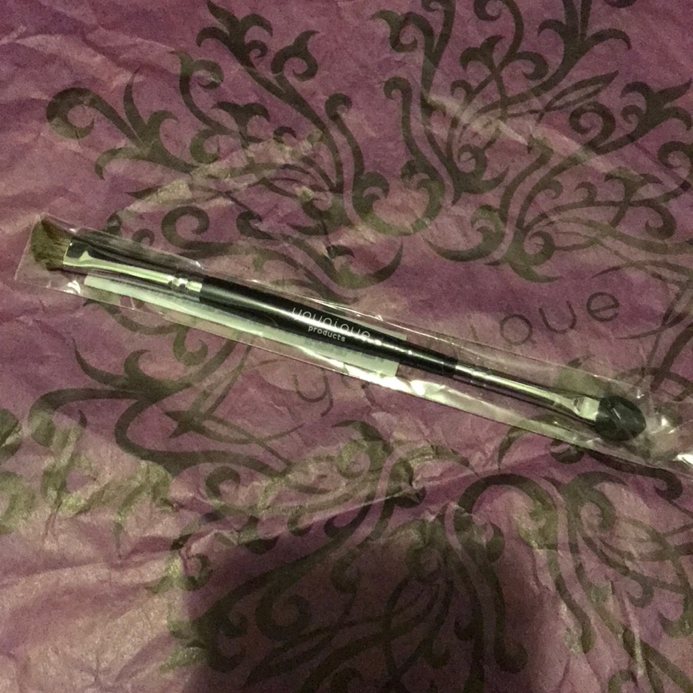 Younique shadow brush